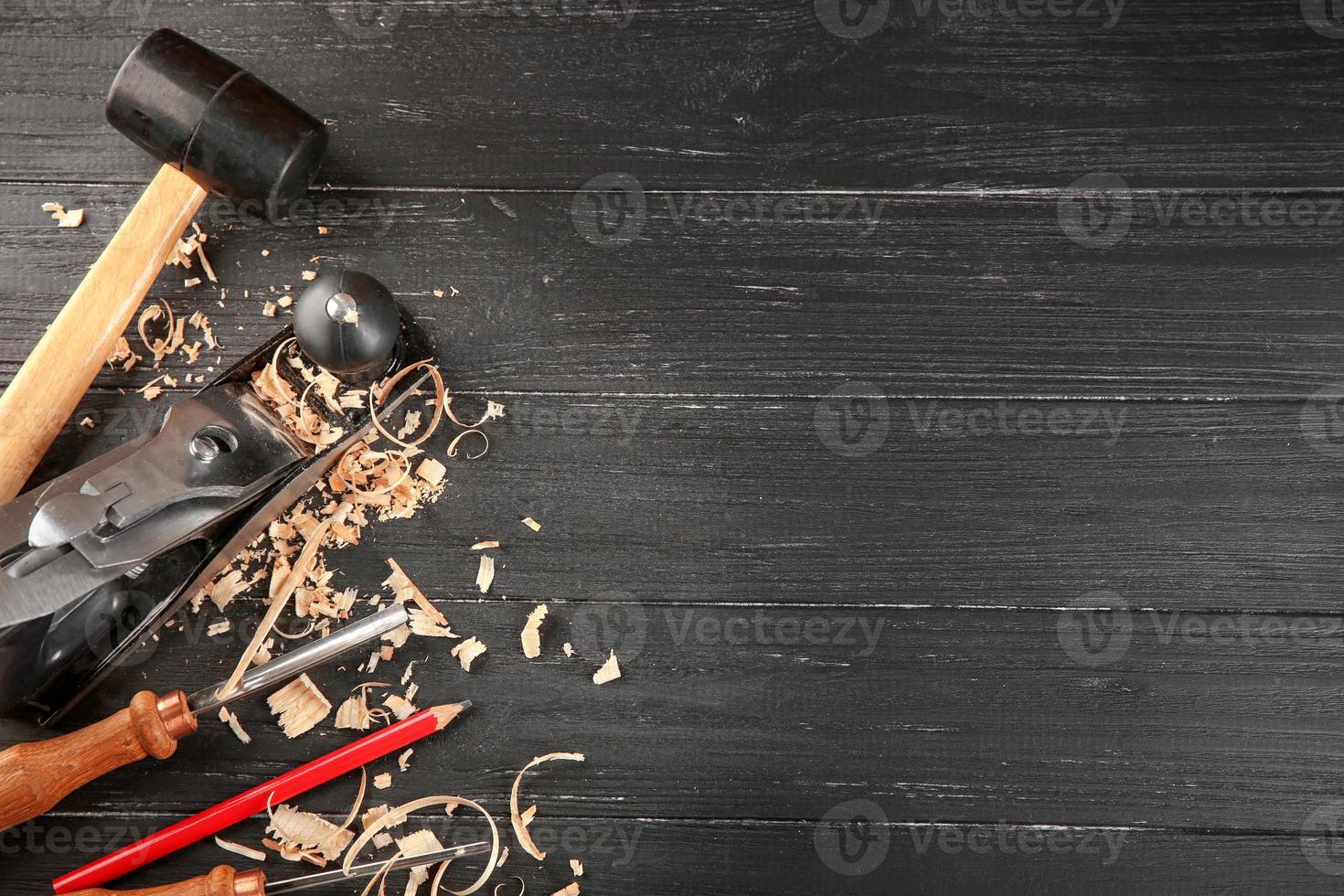 Conjunto de herramientas de carpintero sobre fondo de madera foto