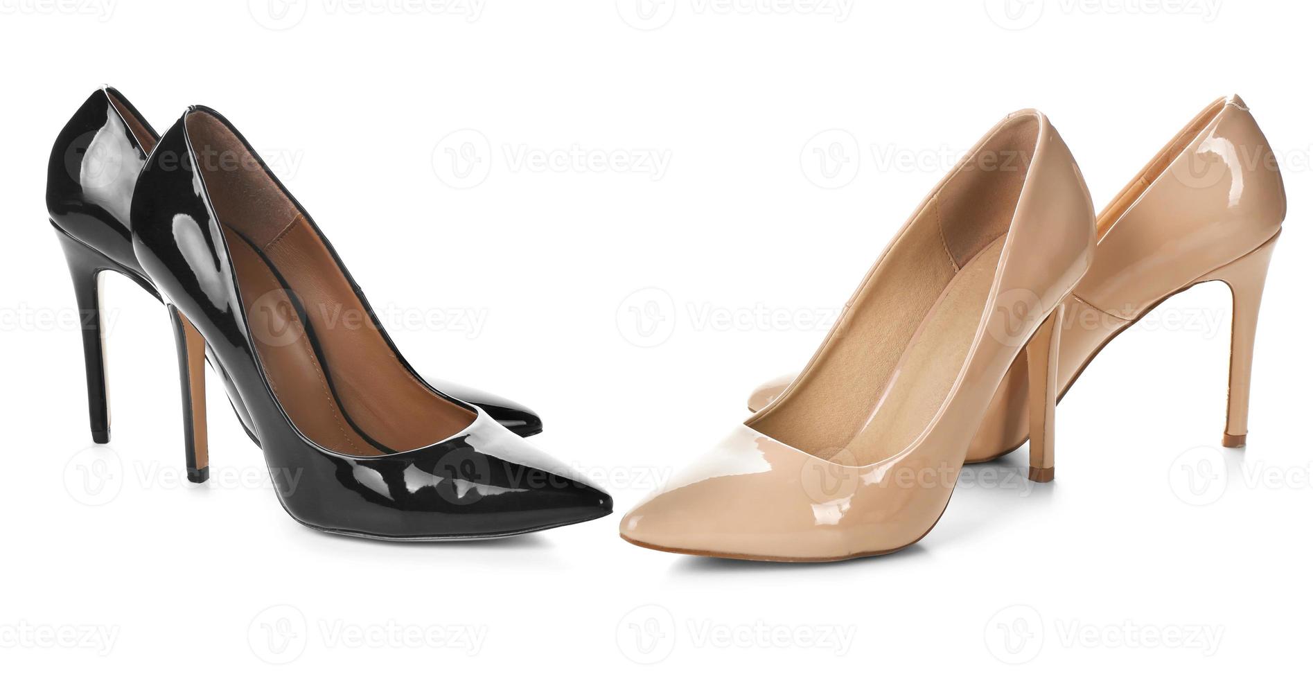 elegantes zapatos femeninos sobre fondo blanco foto