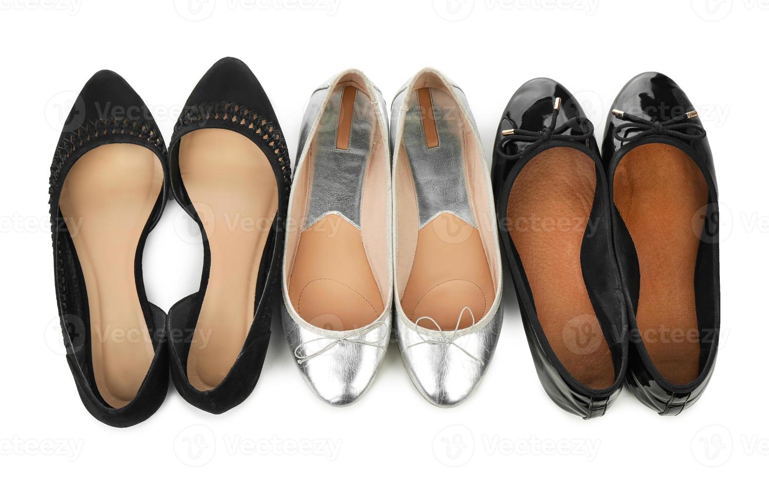 elegantes zapatos femeninos sobre fondo blanco foto