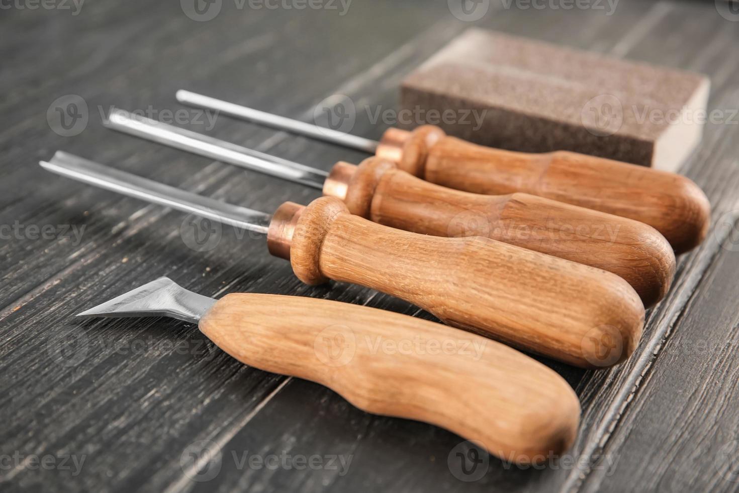 Conjunto de herramientas de carpintero sobre fondo de madera foto