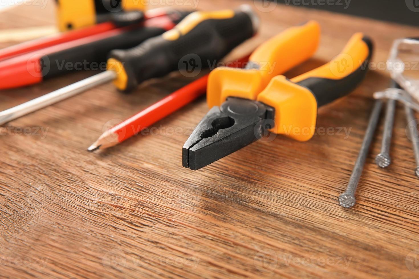 Conjunto de herramientas de carpintero sobre fondo de madera foto