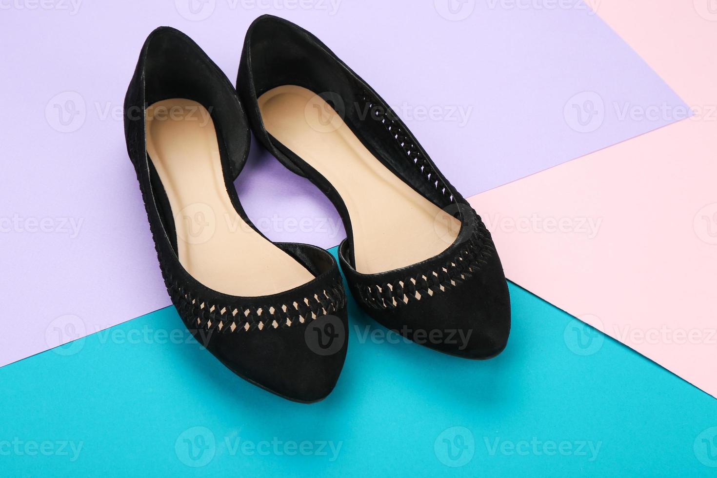 elegantes zapatos femeninos sobre fondo de color foto