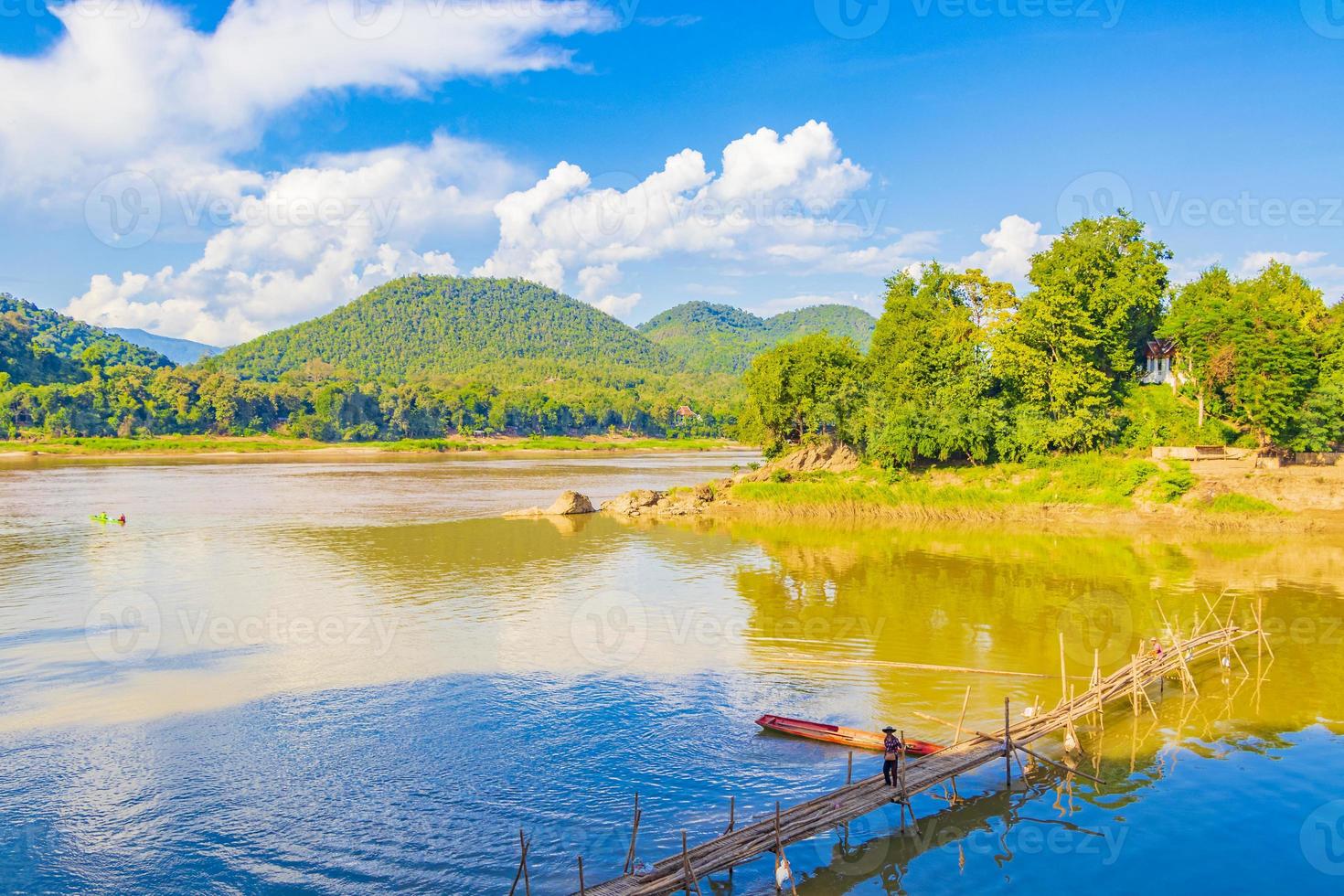 construcción del puente de bambú sobre el río mekong luang prabang laos. foto