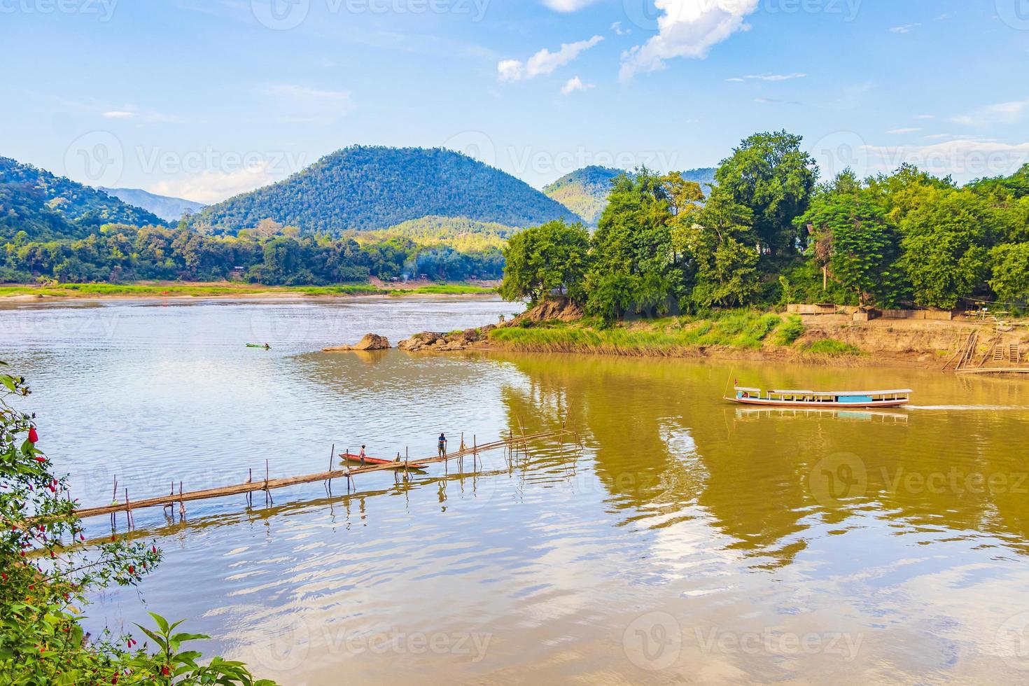 construcción del puente de bambú sobre el río mekong luang prabang laos. foto