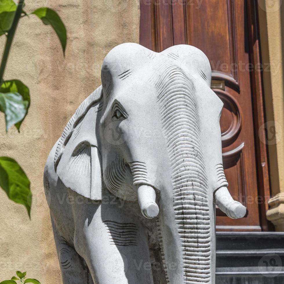 elefante africano, estatuilla, réplica de la estatua ciudad del cabo, sudáfrica. foto