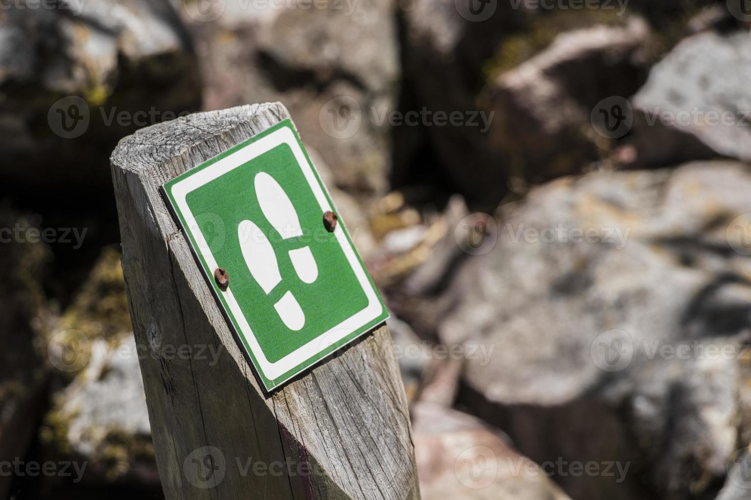 ruta de senderismo desde la ciudad del cabo hasta la montaña de la mesa. poste indicador con huellas. foto