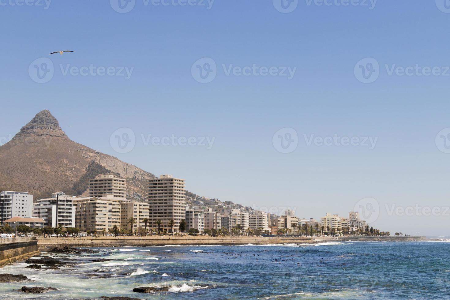 olas y montañas, sea point, paseo marítimo ciudad del cabo sudáfrica. foto