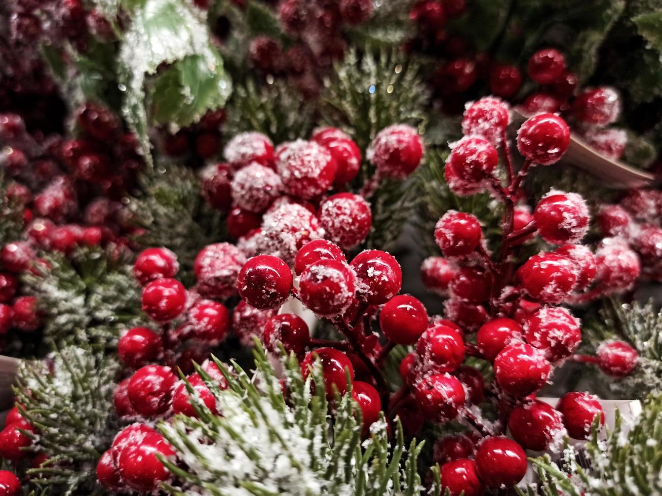 árbol de navidad con adornos y frutos rojos. fondo de navidad foto