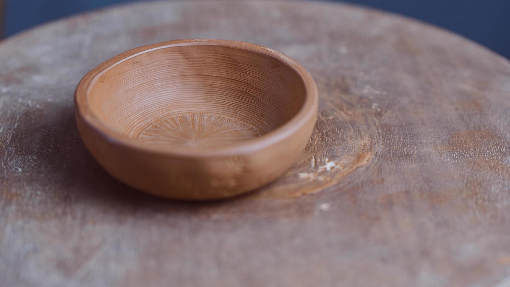 Cuenco de arcilla hecho a mano de arcilla yixing pintado a mano en forma de bambú en un círculo de madera. alfarería de arcilla cerámica. foto de alta calidad