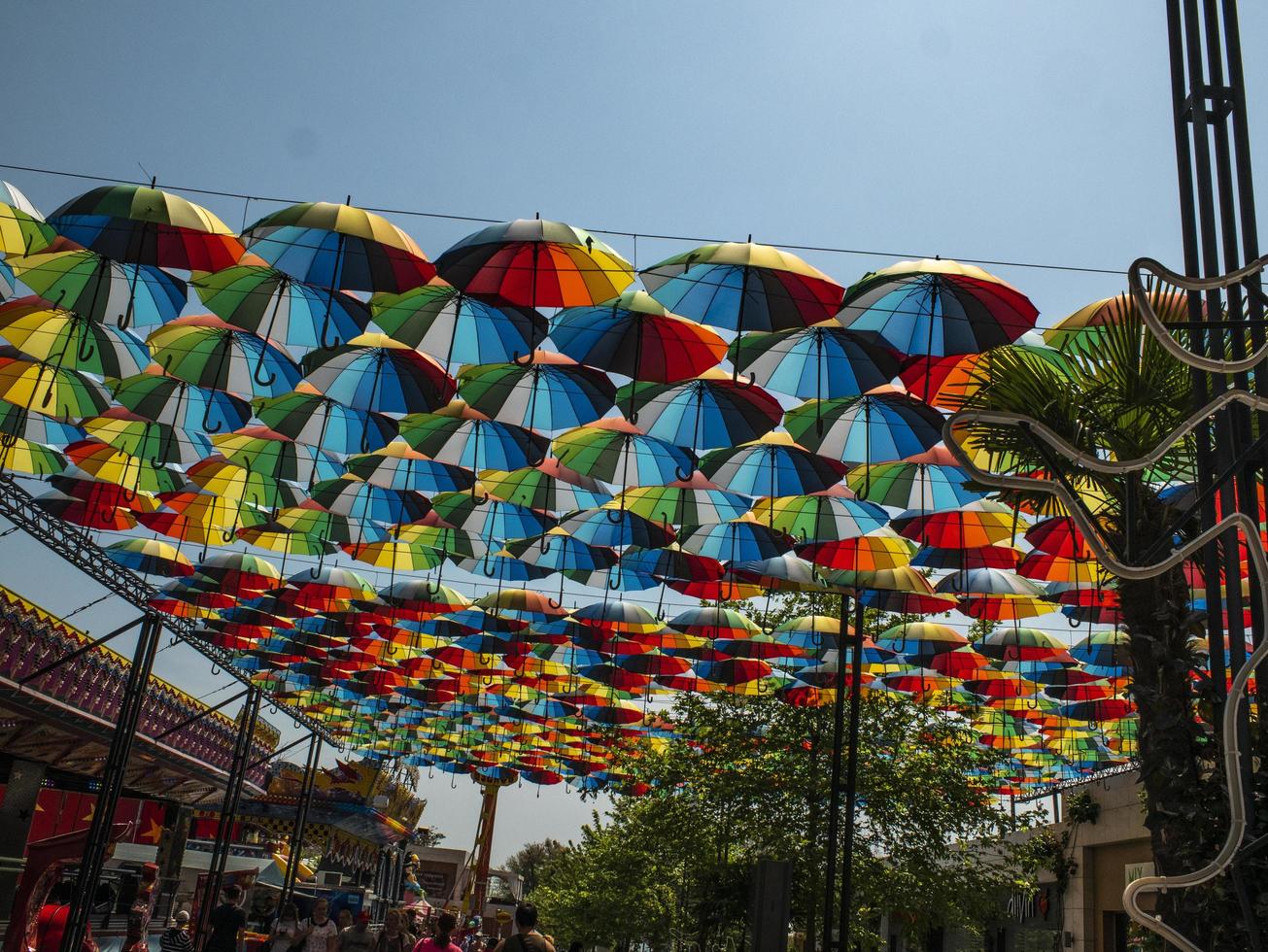 sombrillas de colores en el exterior como decoración. paraguas de diferentes colores contra el cielo y el sol foto