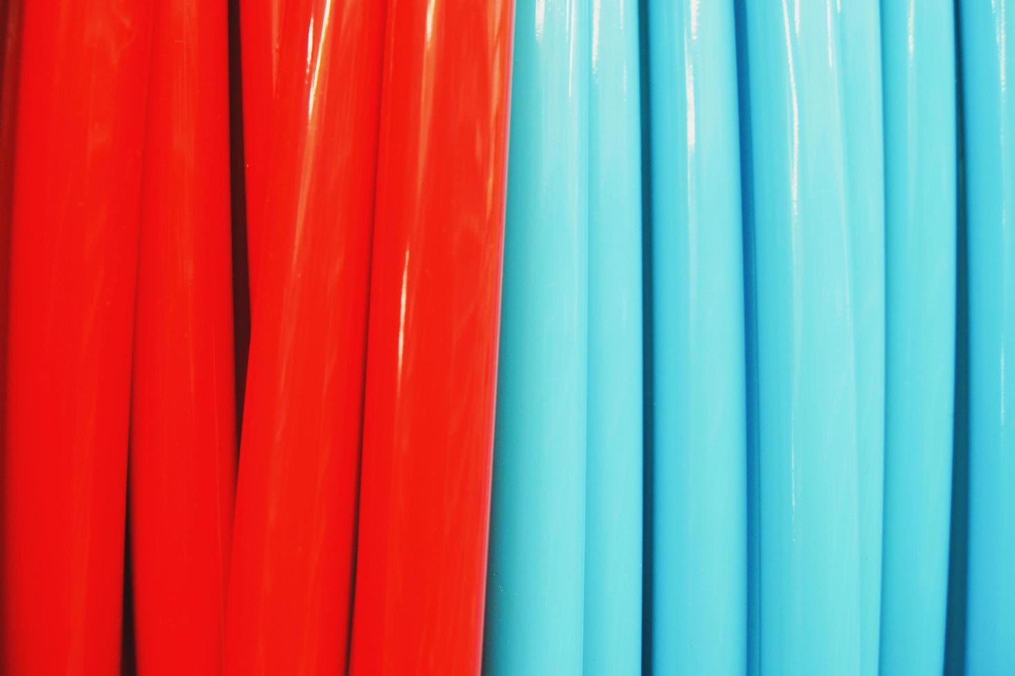 Fondo de palos de plástico rojo y azul. foto