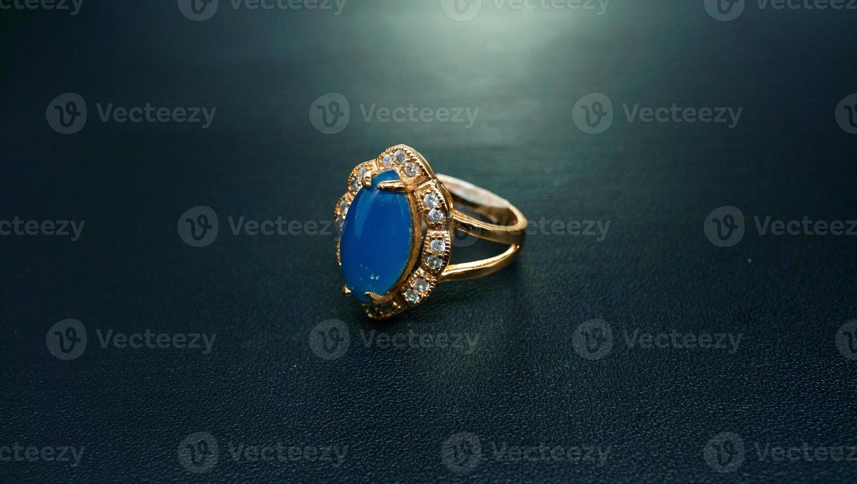 foto de anillo de mujer con motivo de piedra azul claro