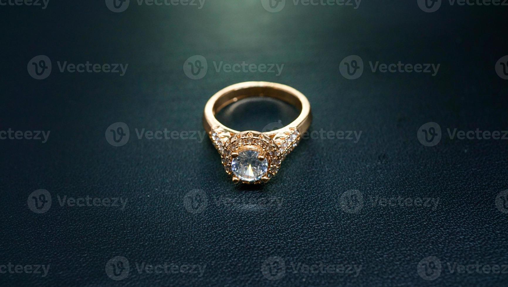 Foto de anillo de mujer con diamantes gemas sobre un fondo negro