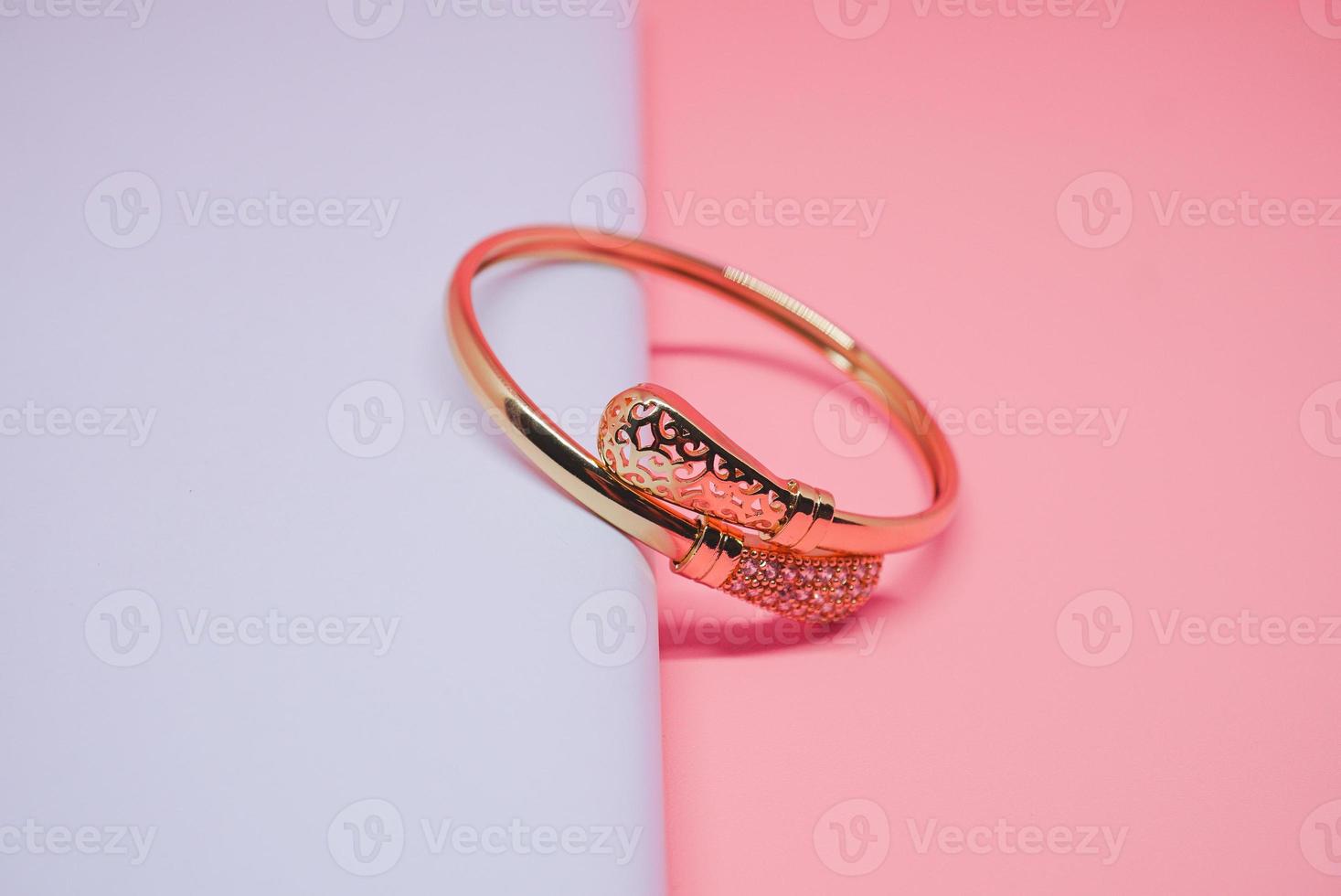 Foto de pulsera de mujer de lujo tailandés sobre fondo rosa