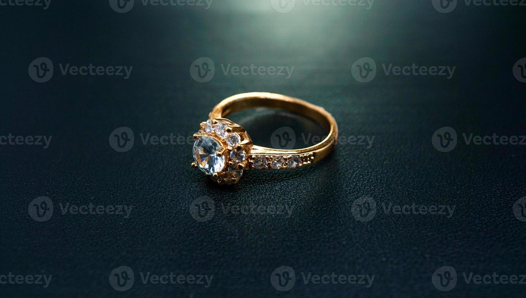 foto de un pequeño anillo de diamantes florales con fondo negro