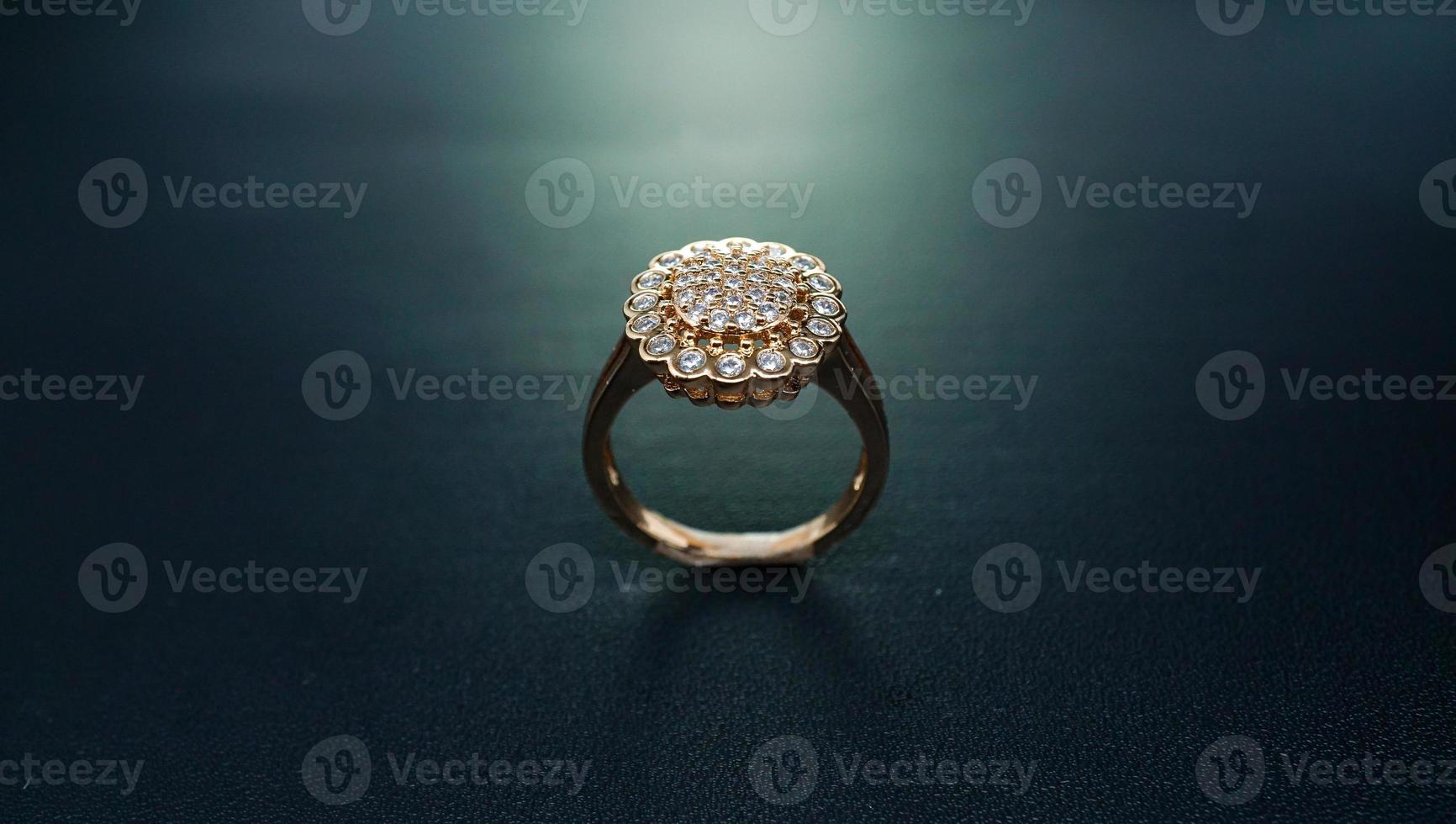 foto de anillo de mujer con motivo de girasol