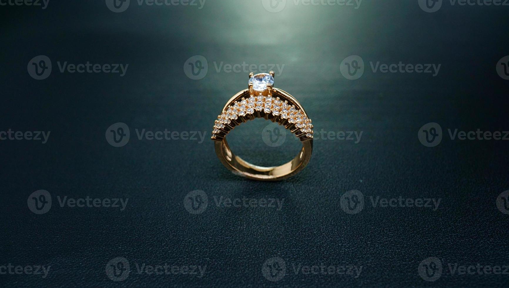 Photos of luxury women's rings with diamond motifs
