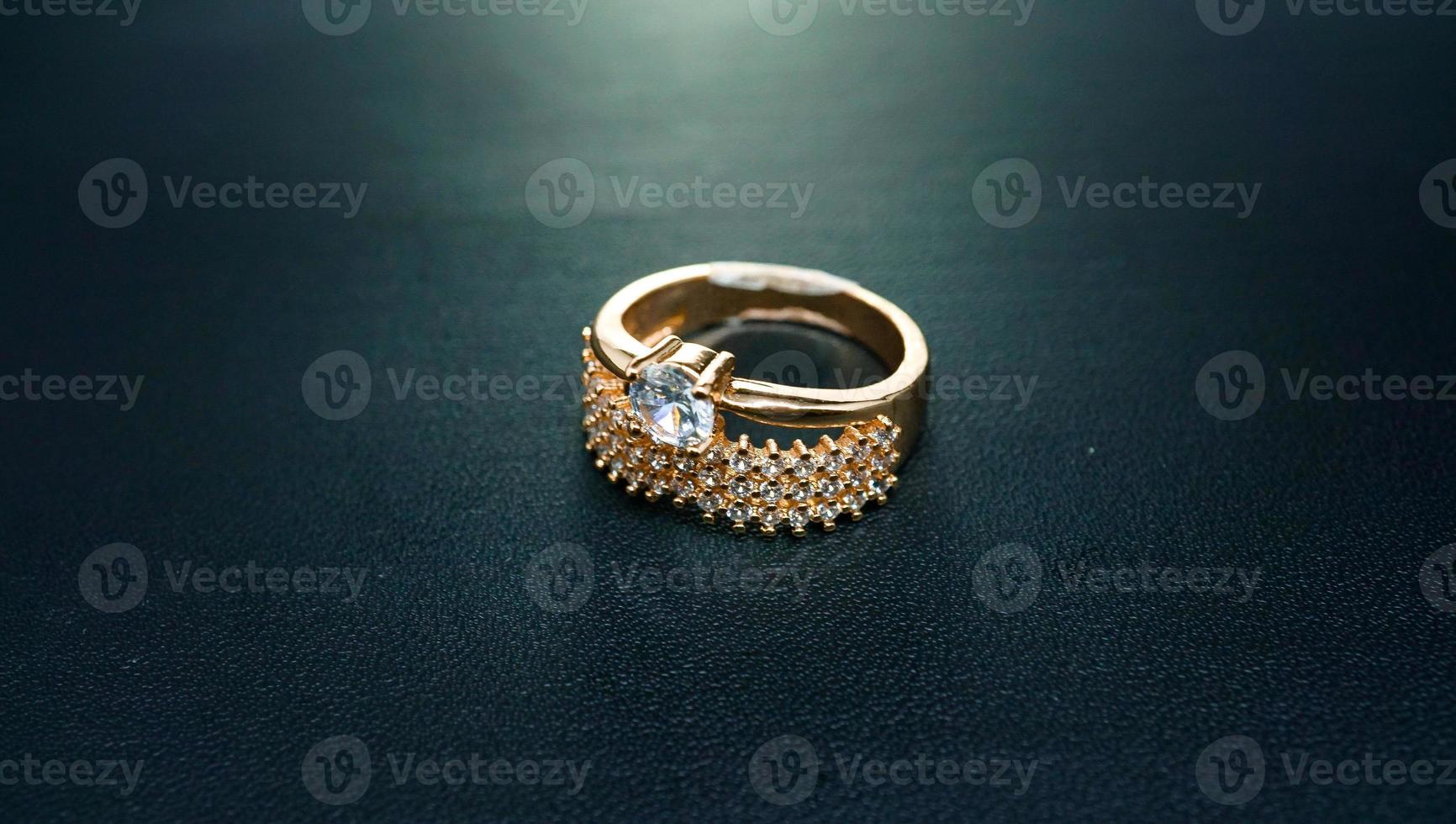 fotos de anillos de mujer de lujo con motivos de diamantes