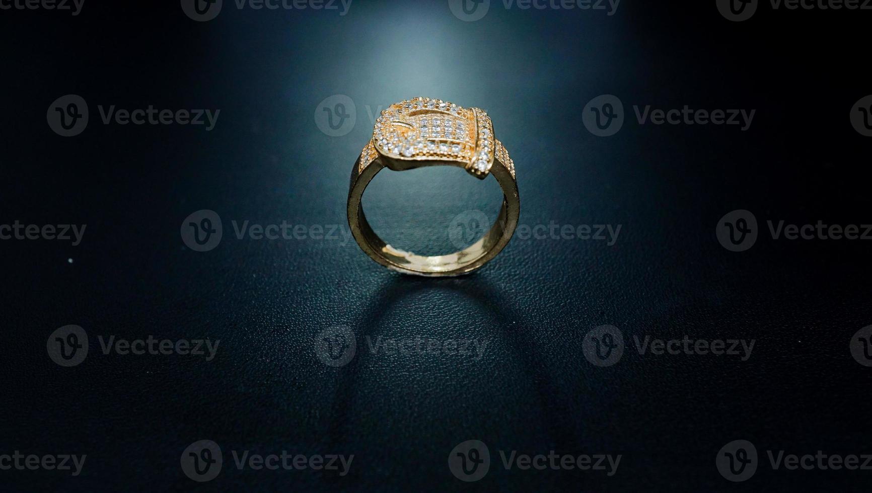 foto de anillo de mujer con motivo de cinturón de diamantes