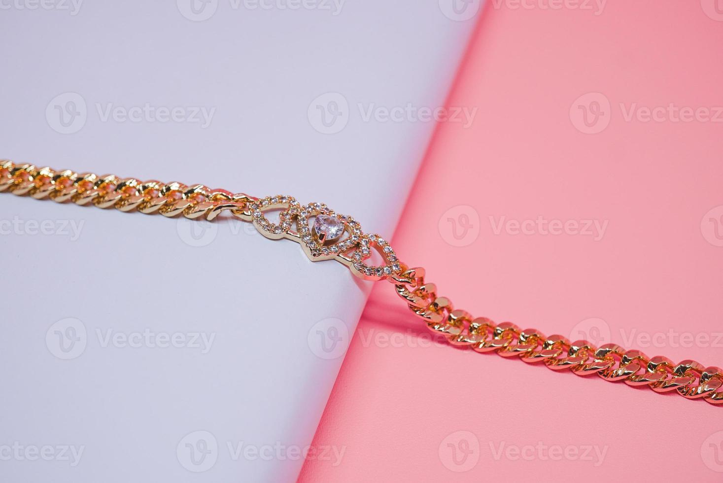 foto de pulsera de mujer con decoración de diamantes de amor