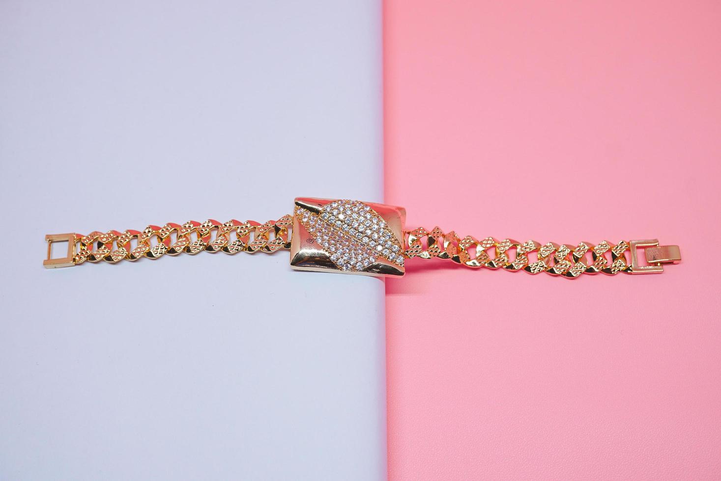 pulsera de mujer con estampado dorado foto