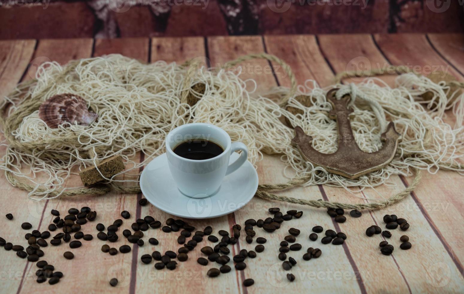 granos de café tostados y un molinillo de café vitage foto