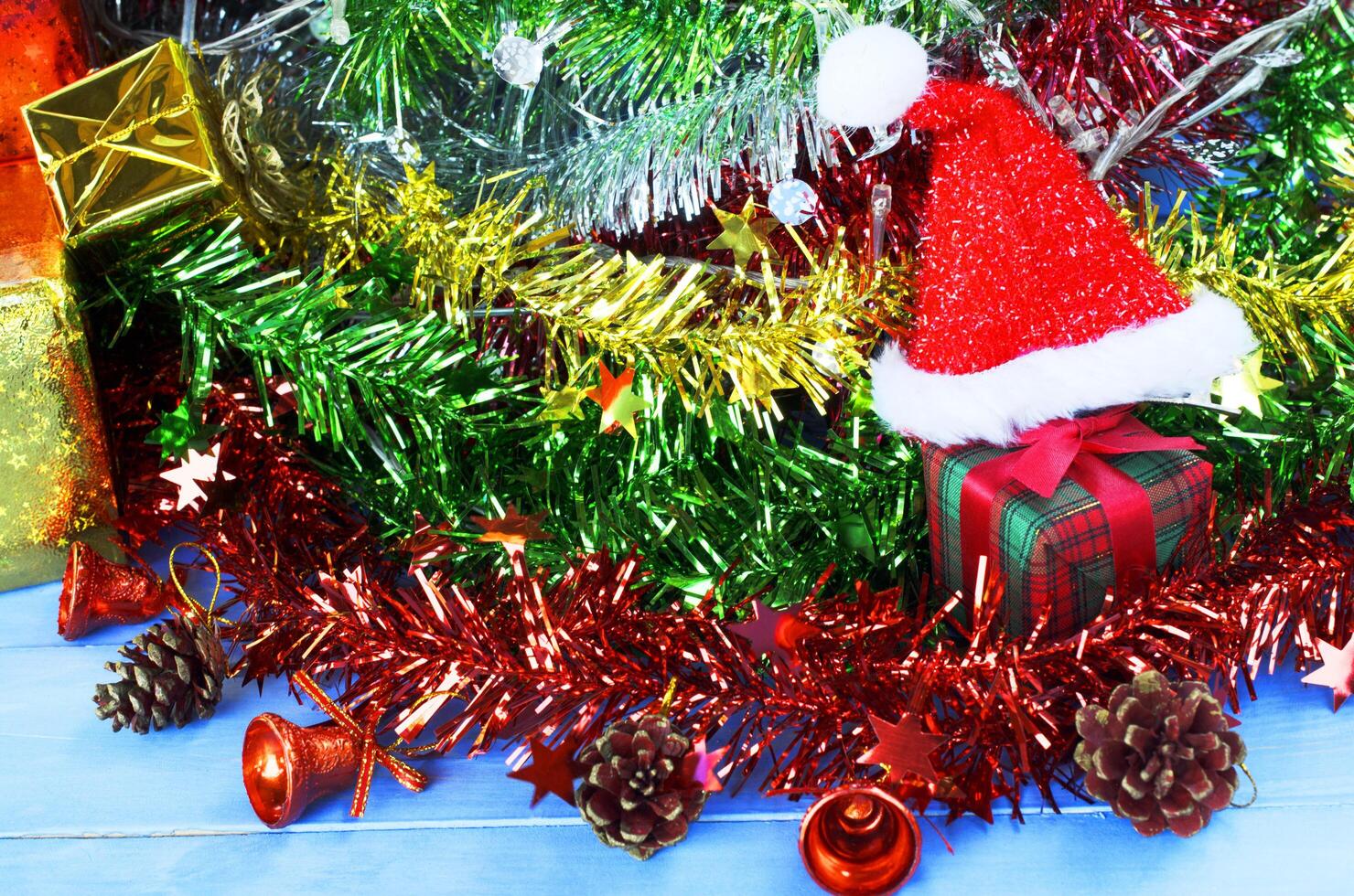 gorro de Papá Noel y caja de regalo y fondos de adornos navideños foto