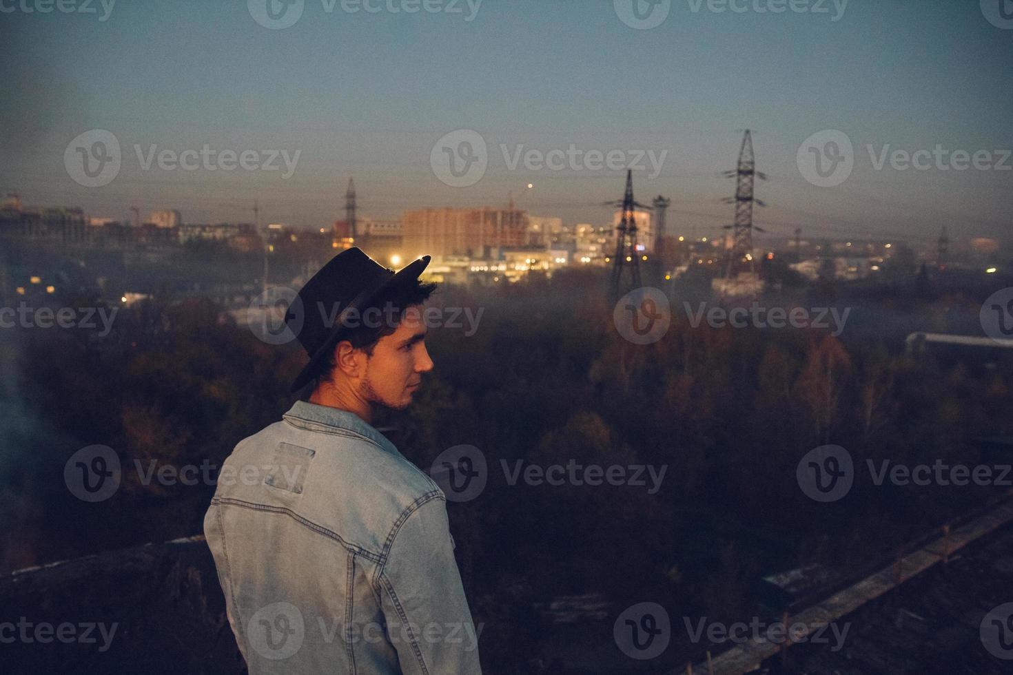 Hombre urbano con sombrero en el contexto de la ciudad foto