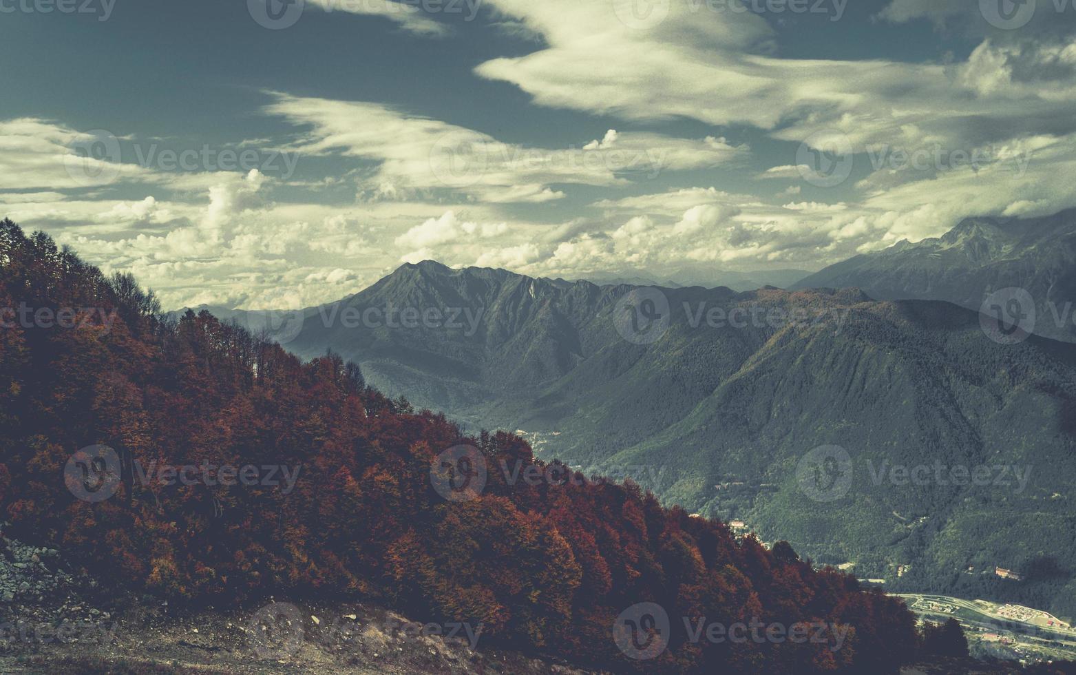 otoño en las montañas de krasnaya polyana foto