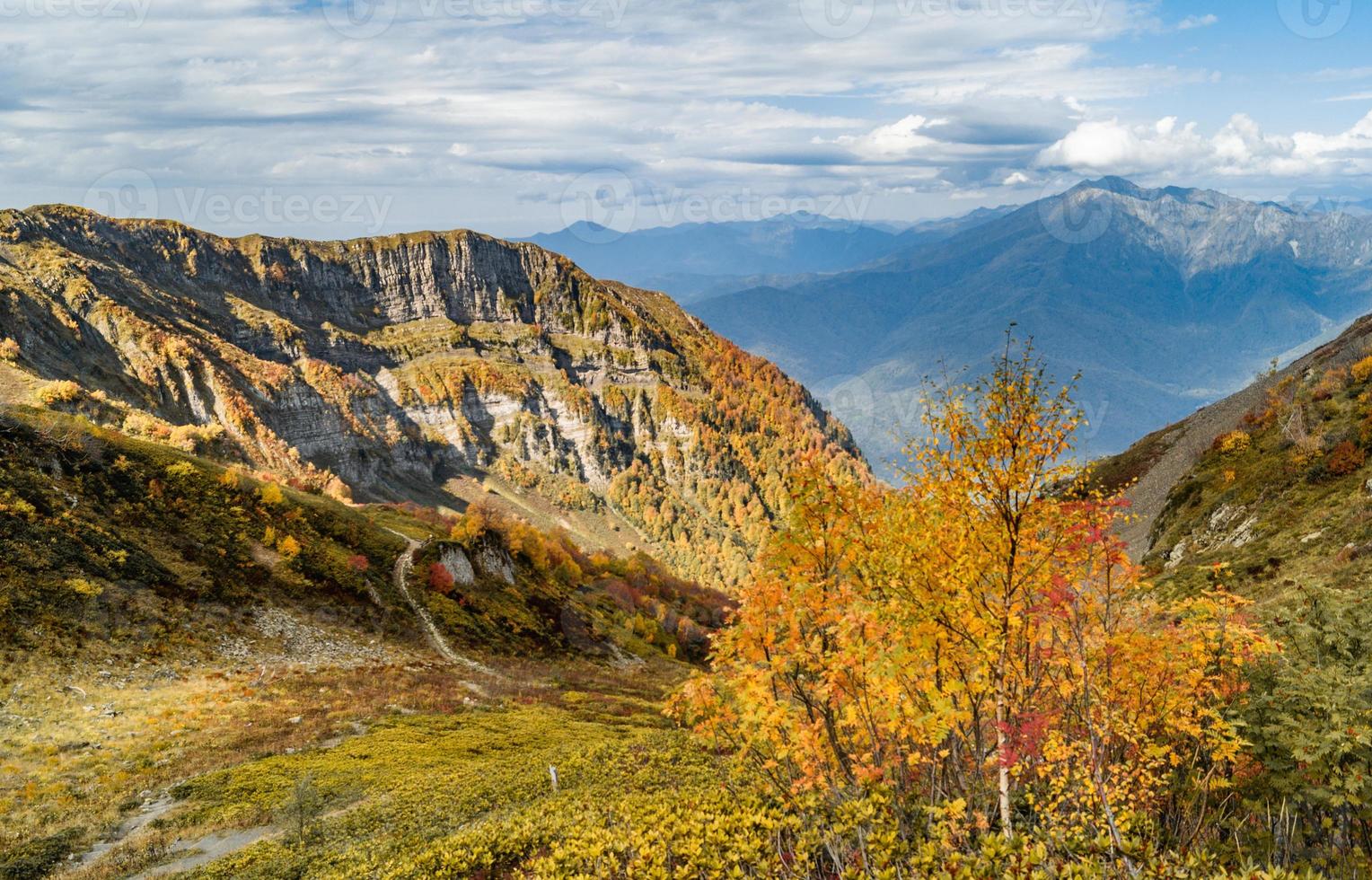 otoño en las montañas de krasnaya polyana foto