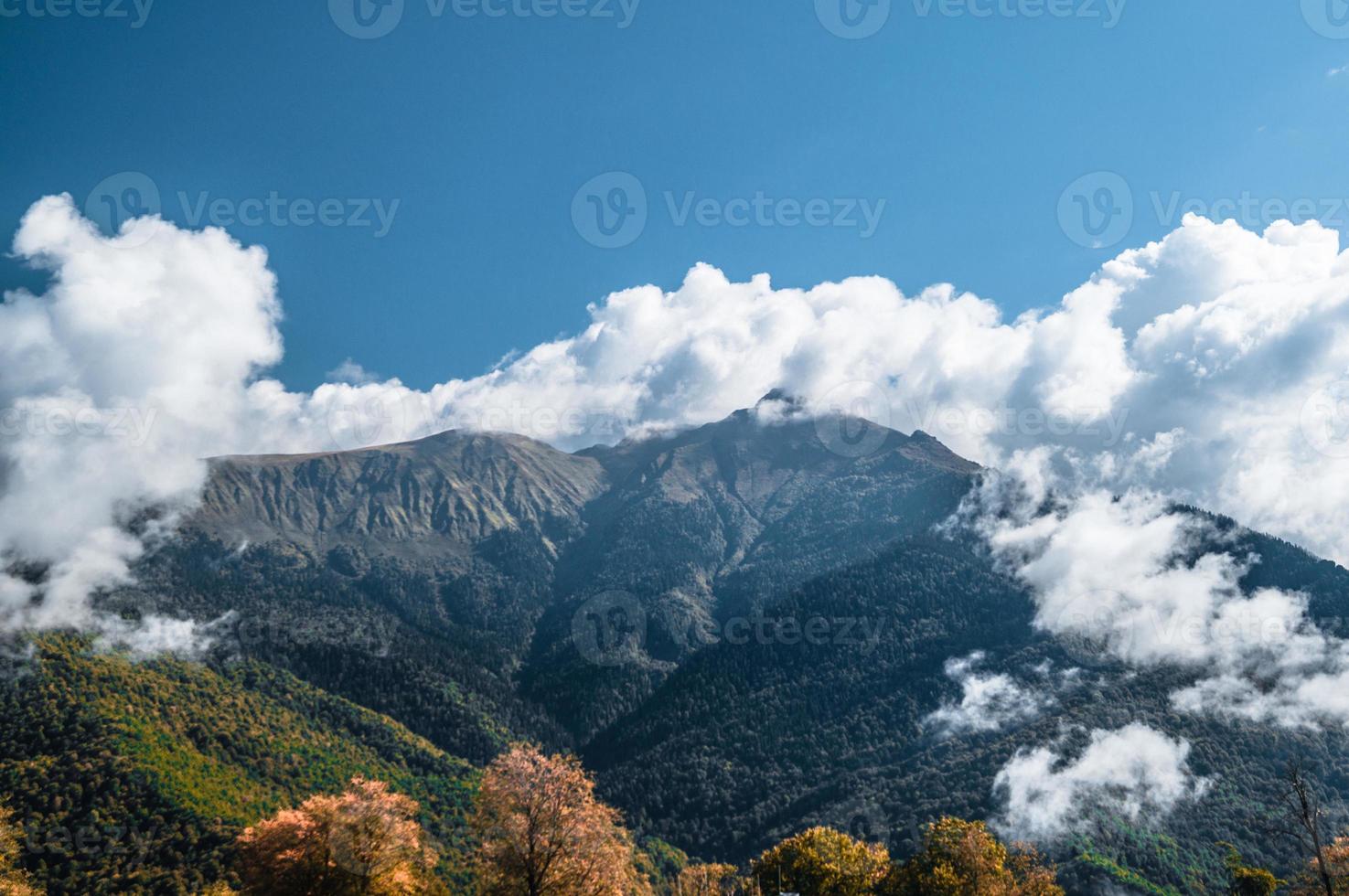 otoño en las montañas de krasnaya polyana foto