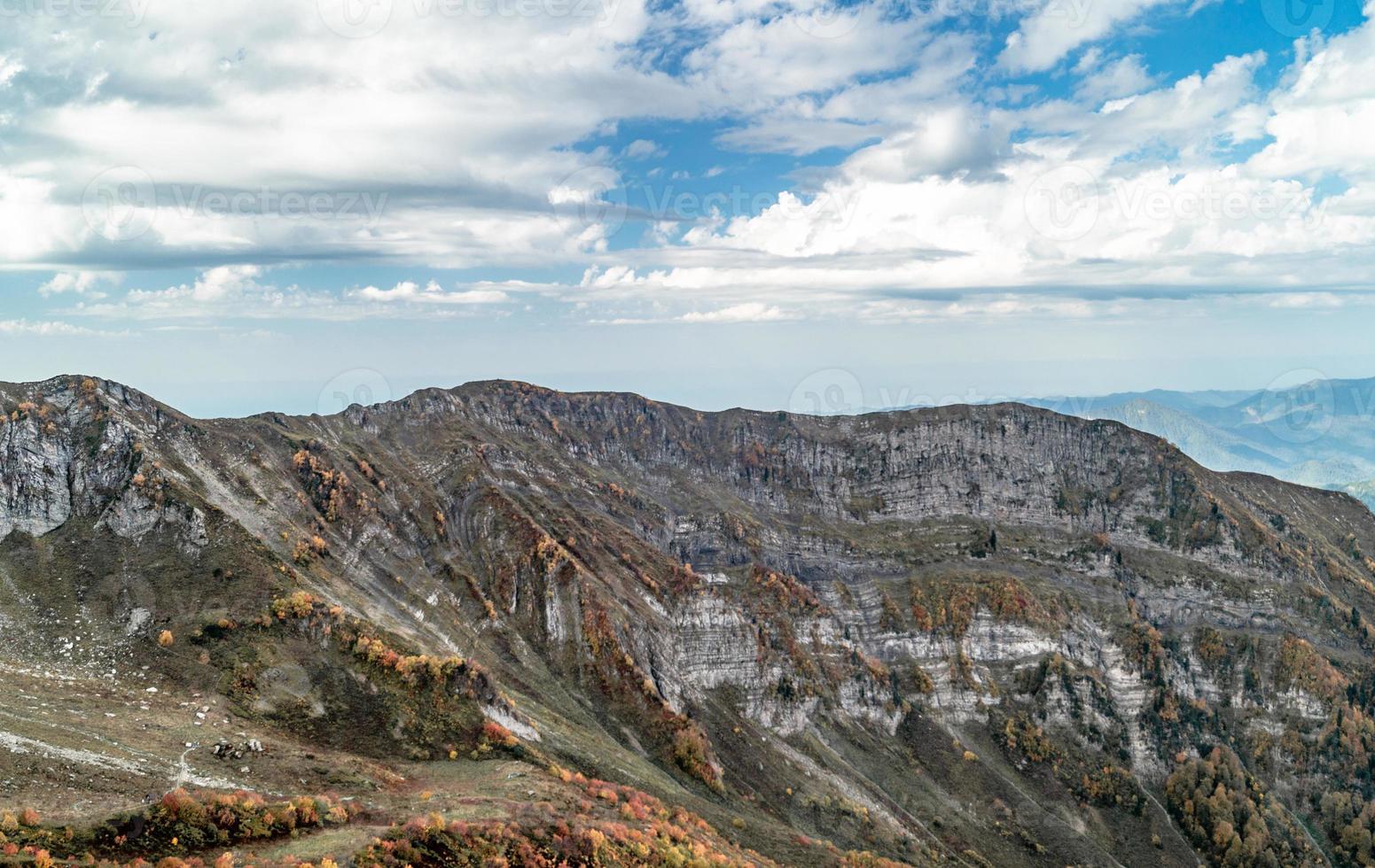 otoño en las montañas de krasnaya polyana foto