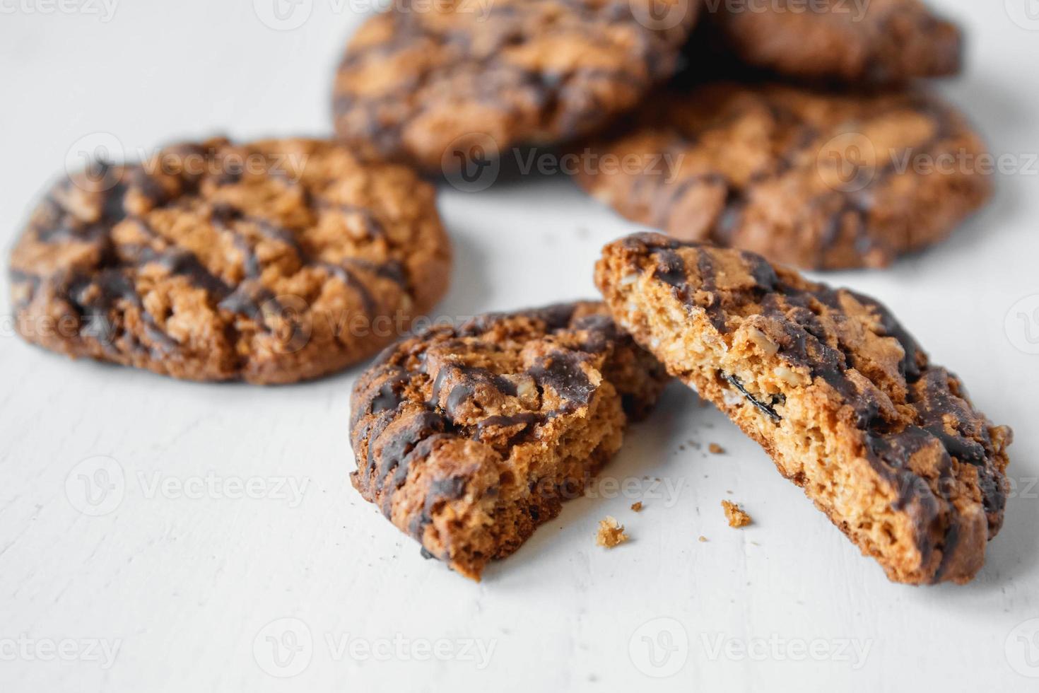 Deliciosas galletas con chispas de chocolate sobre fondo blanco de mesa foto