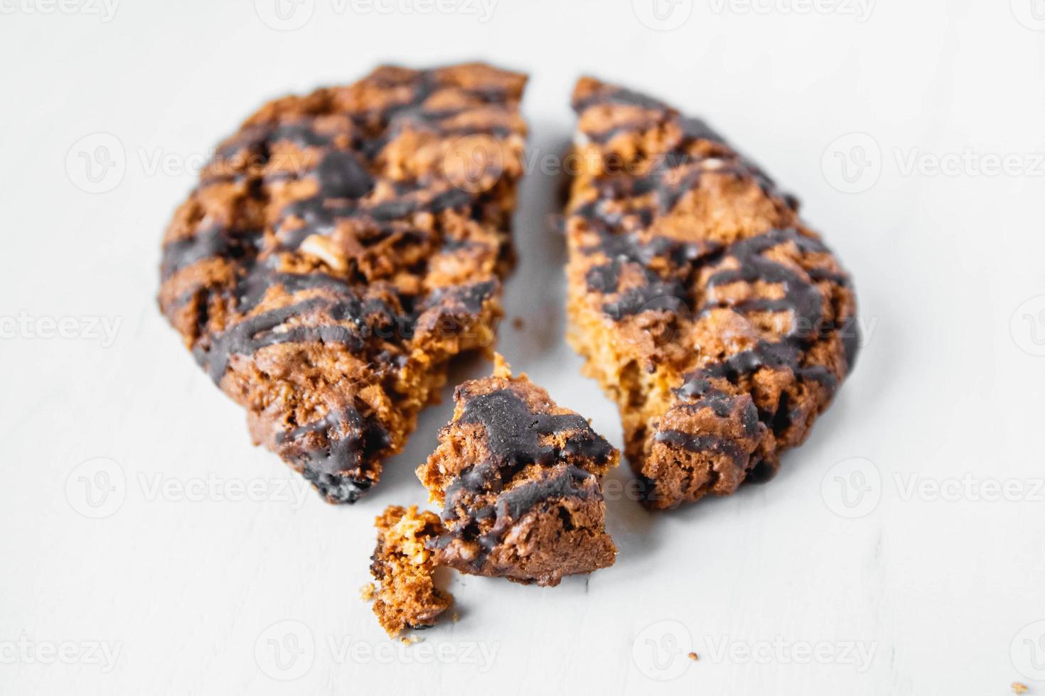 Deliciosas galletas con chispas de chocolate sobre fondo blanco de mesa foto