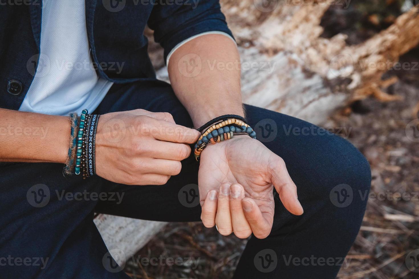 manos de hombre con brazaletes en ambas manos foto