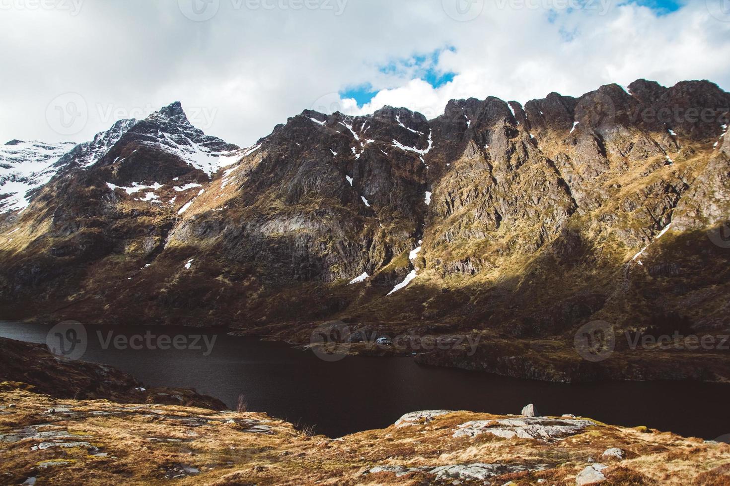 montaña de noruega en las islas lofoten. paisaje natural escandinavo foto