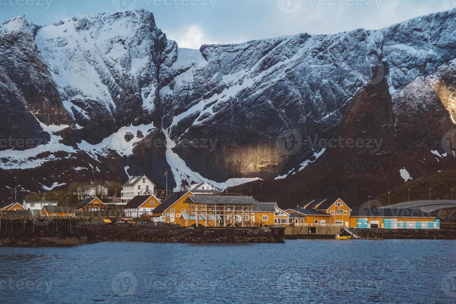 Noruega Rorbu casas y montañas de rocas sobre el paisaje del fiordo escandinavo vista viajes islas Lofoten foto