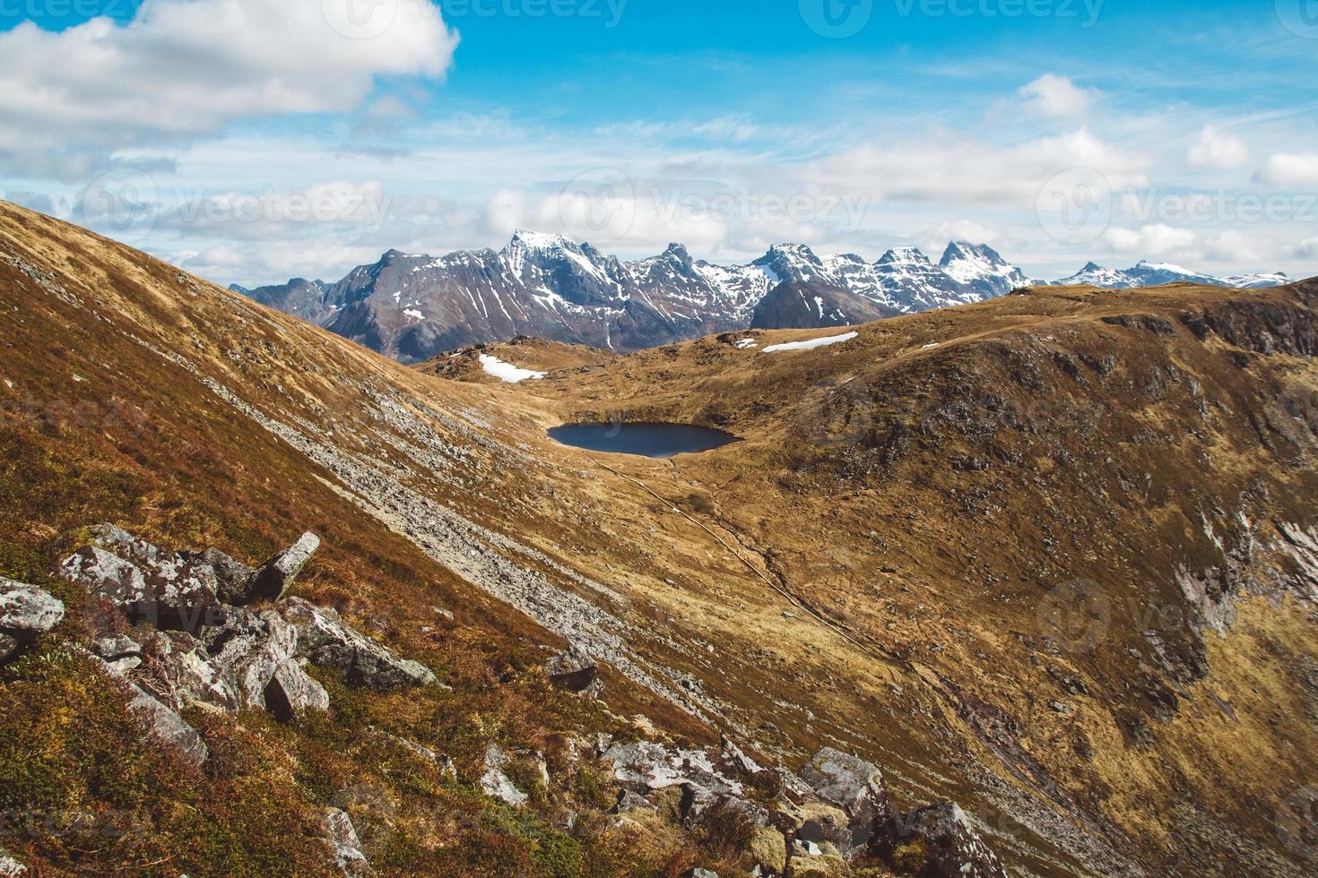 montaña de noruega en las islas lofoten. paisaje natural escandinavo foto