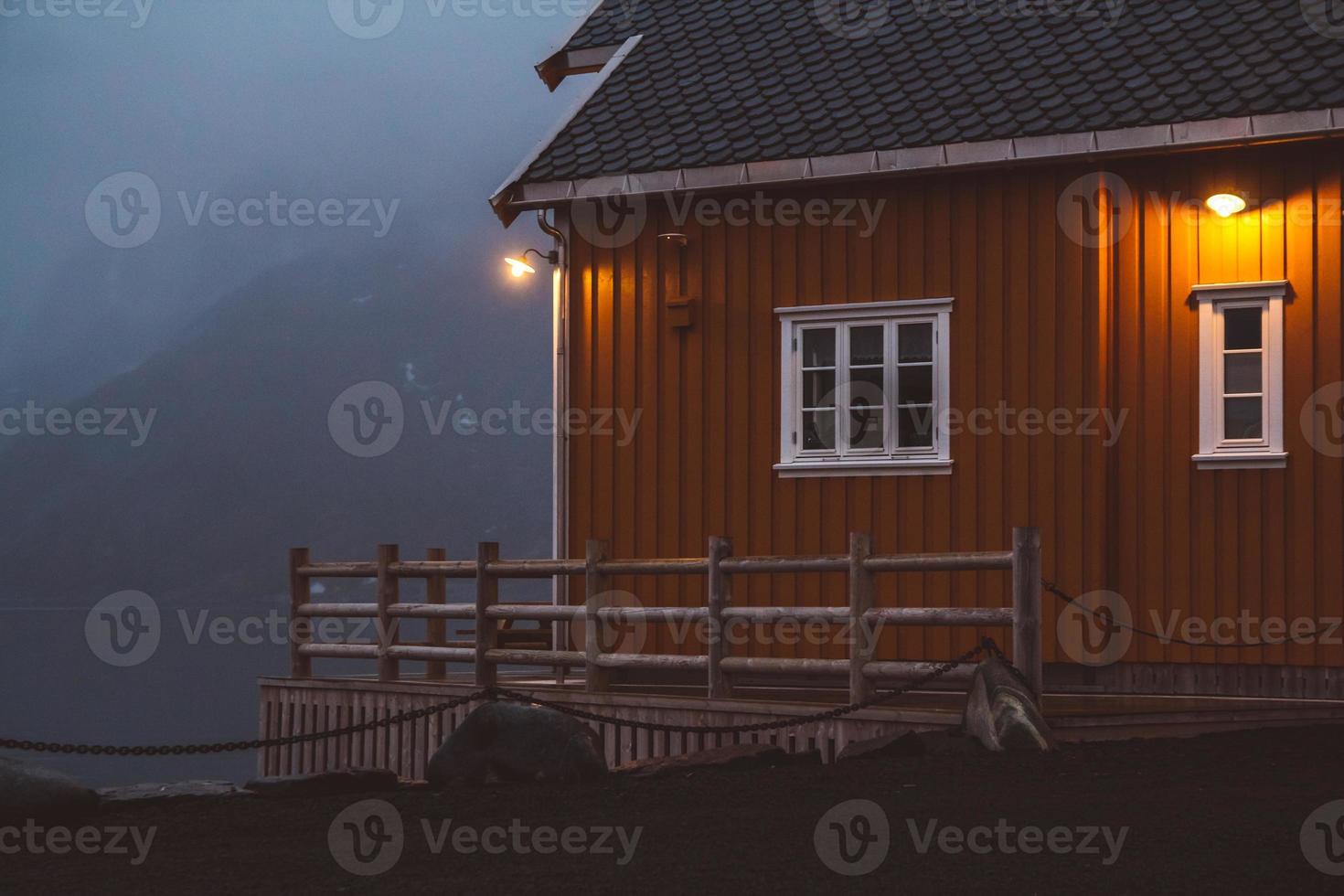 Noruega Rorbu casas y montañas de rocas sobre el paisaje del fiordo escandinavo vista viajes islas Lofoten foto