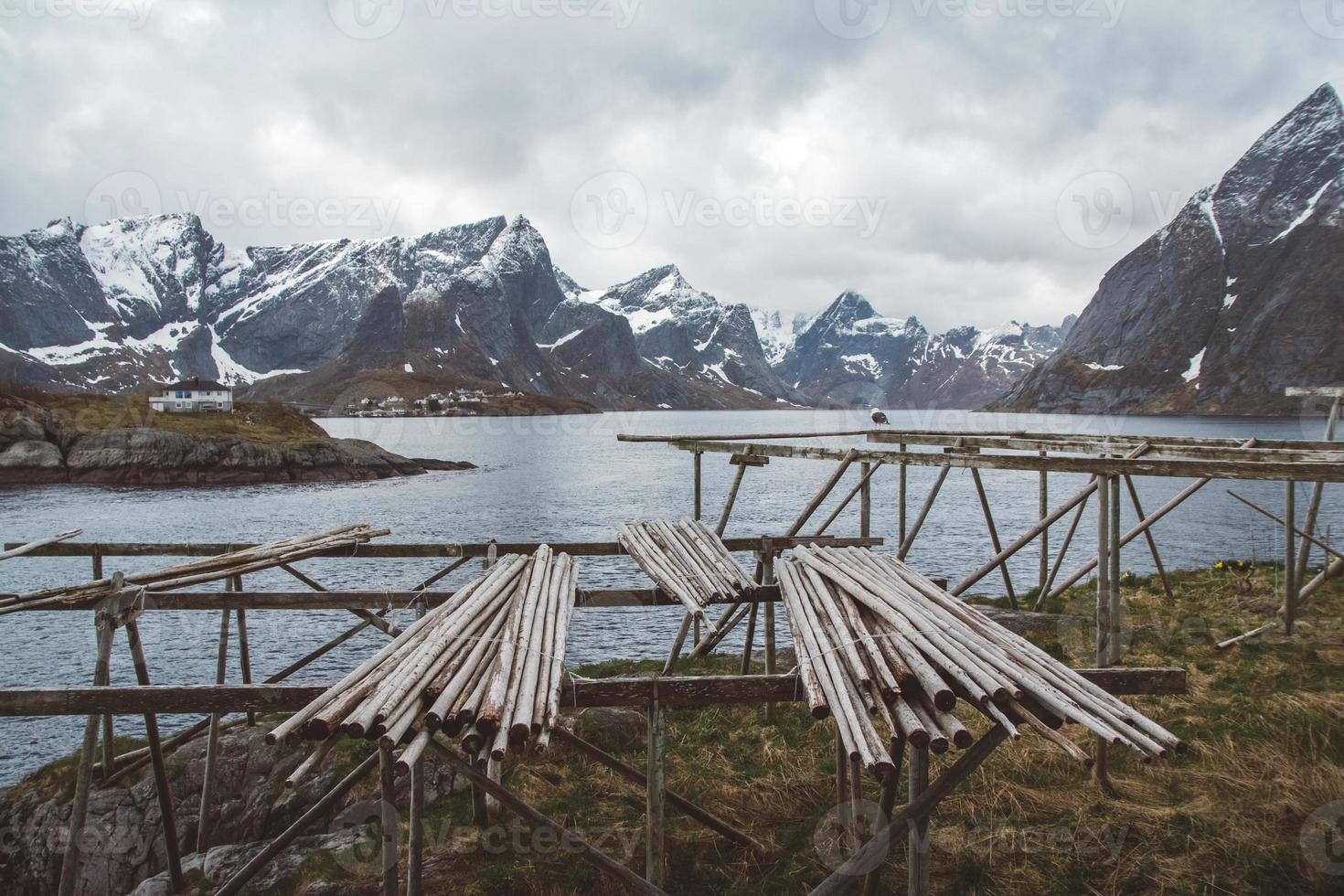 montaña de noruega en las islas lofoten. paisaje natural escandinavo foto