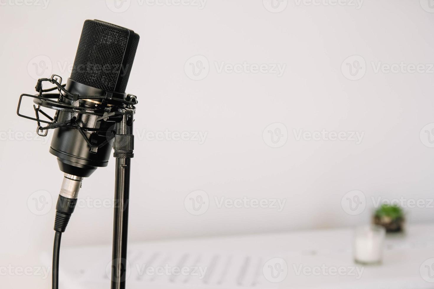 Micrófono de estudio profesional sobre un trípode moderno foto