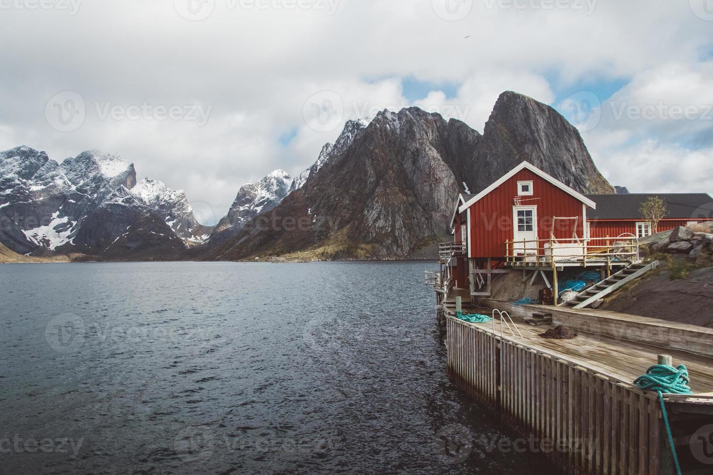 noruega rorbu casas y montañas rocas sobre fiordos paisaje vista de viaje escandinavo islas lofoten. paisaje natural escandinavo. foto