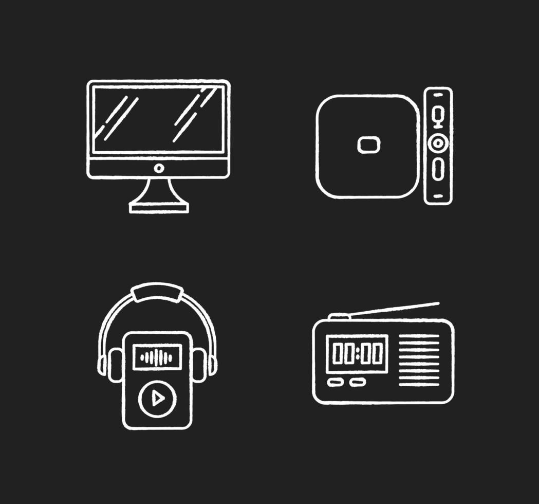 dispositivos móviles tiza iconos blancos en fondo negro. accesorios electrónicos. computadora de escritorio, reproductor de mp3. aparato de radio, reproductor multimedia. herramientas digitales compactas. ilustraciones de pizarra vector aislado