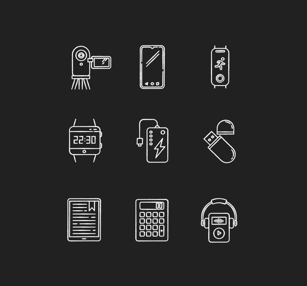 dispositivos móviles tiza iconos blancos en fondo negro. accesorios electrónicos. powerbank, smartphone, cámara. unidad flash, calculadora. herramientas digitales compactas. ilustraciones de pizarra vector aislado