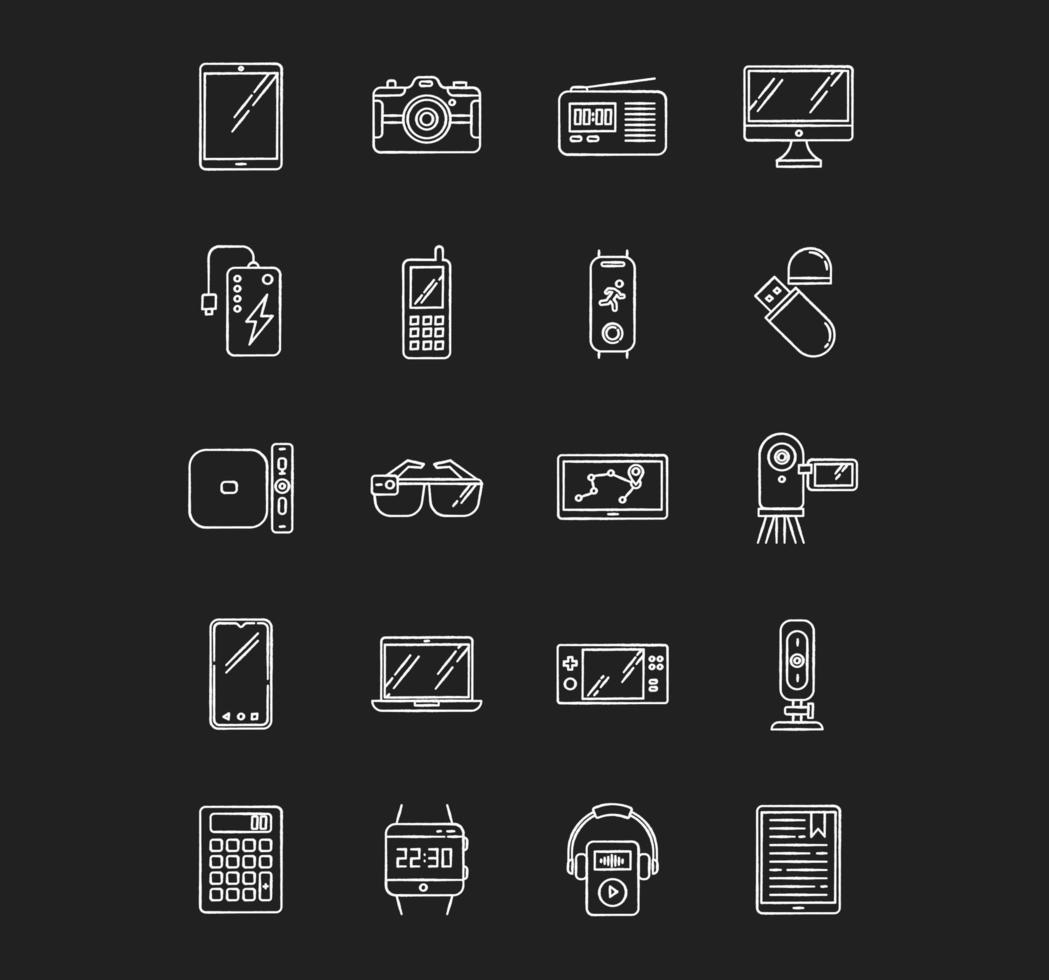 dispositivos móviles tiza iconos blancos en fondo negro. pequeños aparatos electrónicos de mano. teléfono inteligente, computadora. lectores electrónicos. cámaras. herramientas digitales de bolsillo. ilustraciones de pizarra vector aislado