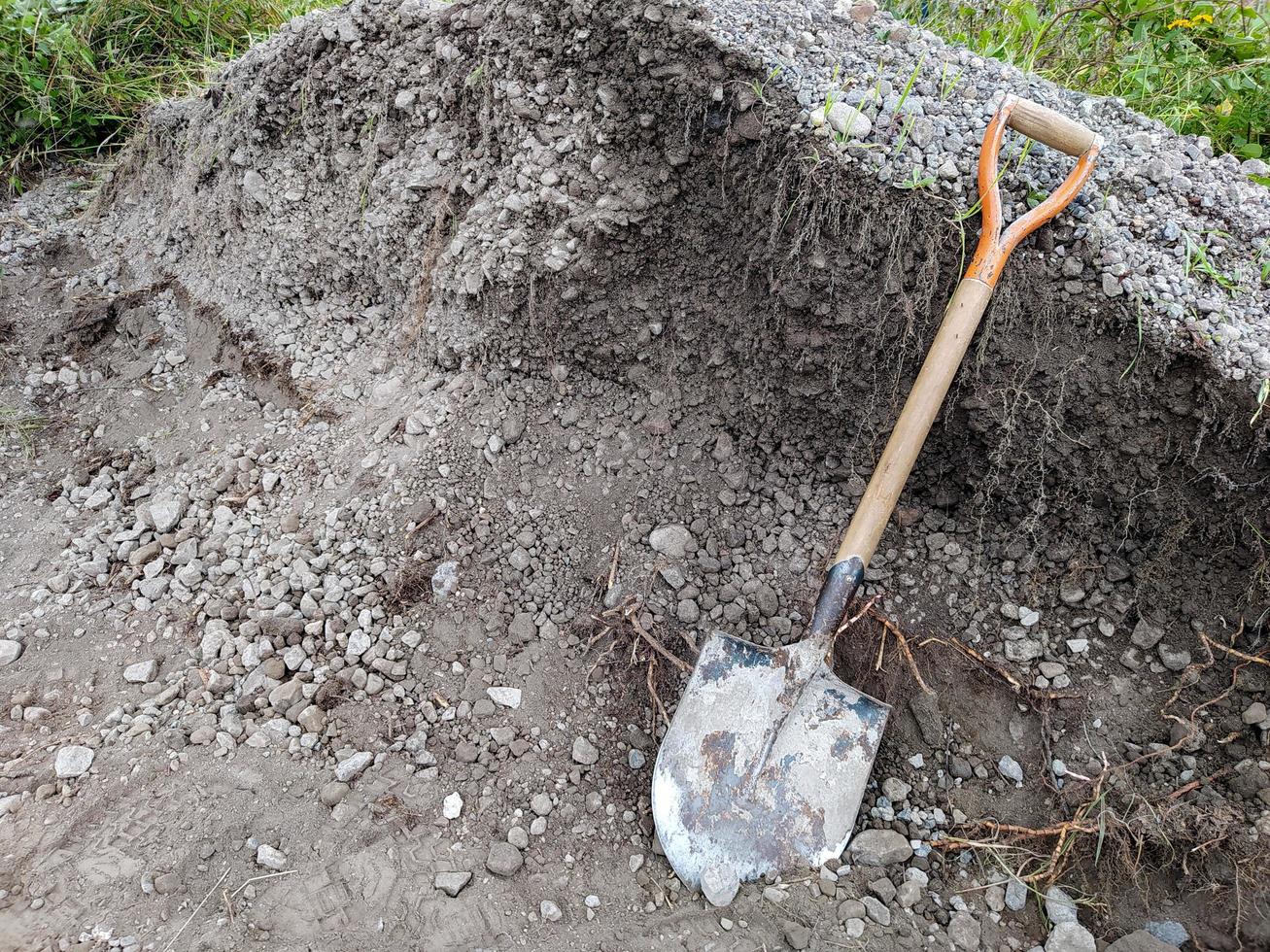 A spade and gravel photo
