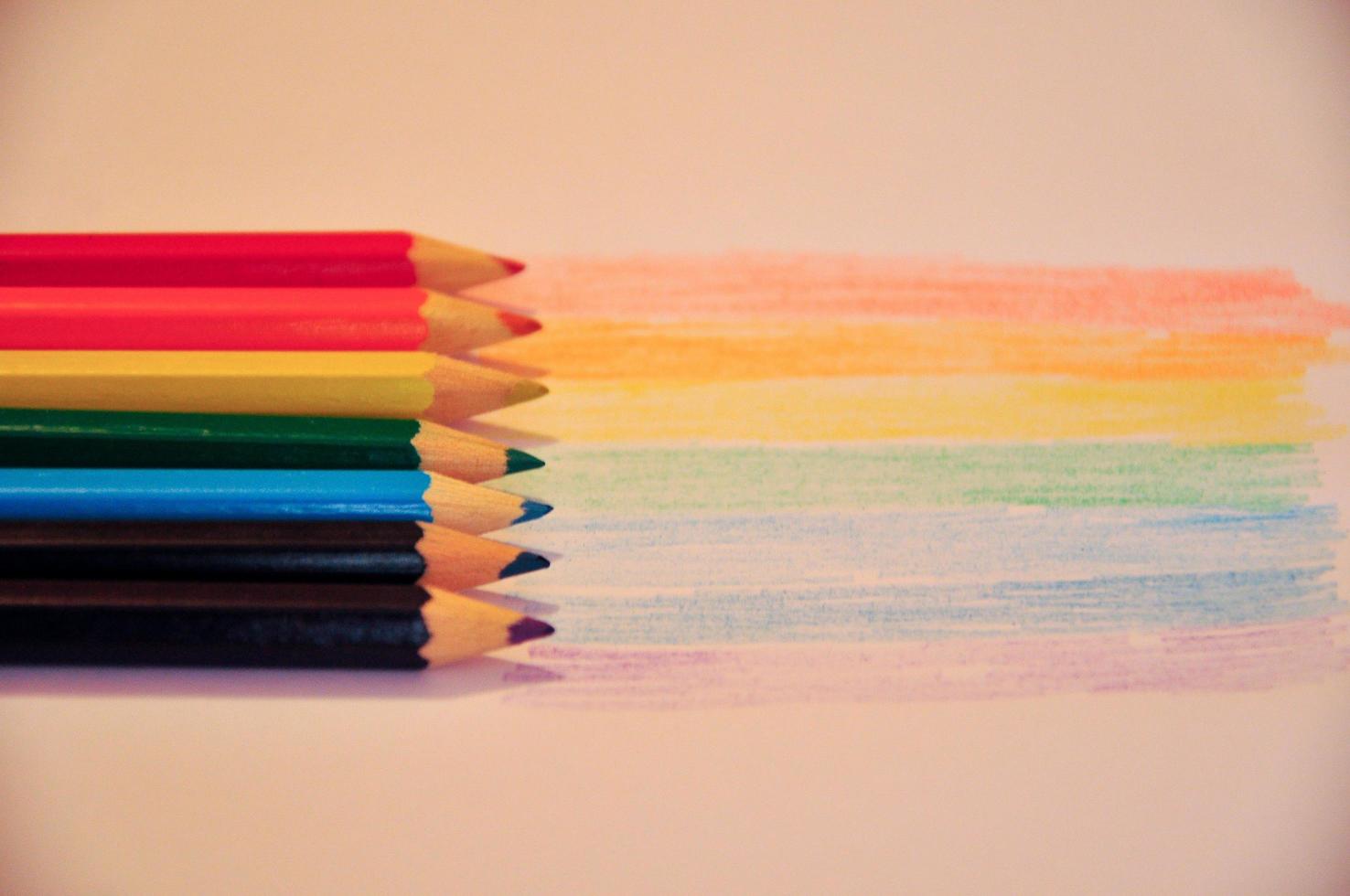 crayones de diferentes colores foto