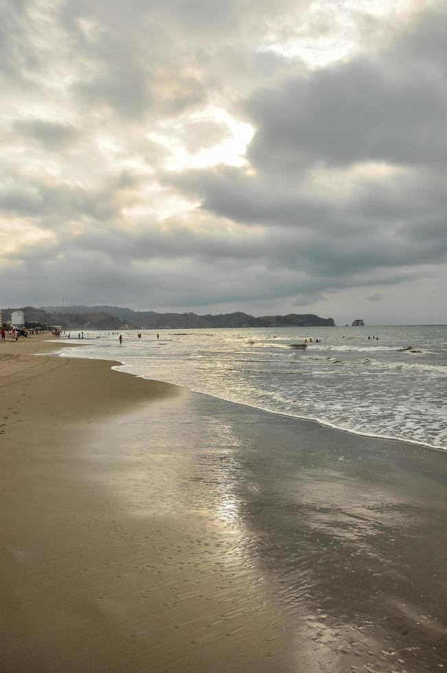 una puesta de sol tormentosa en la playa foto