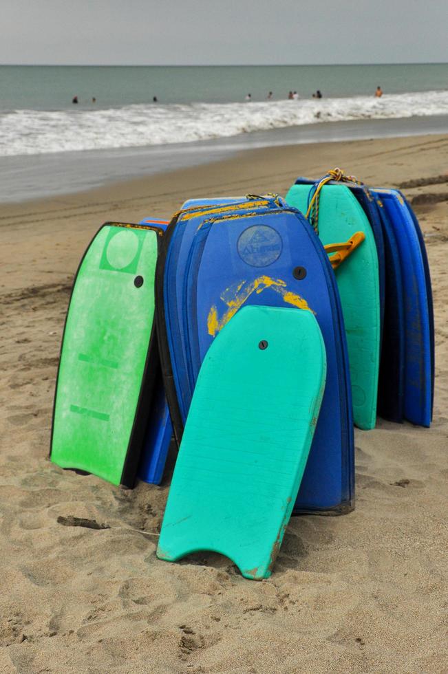 tablas de bodyboard en la arena foto