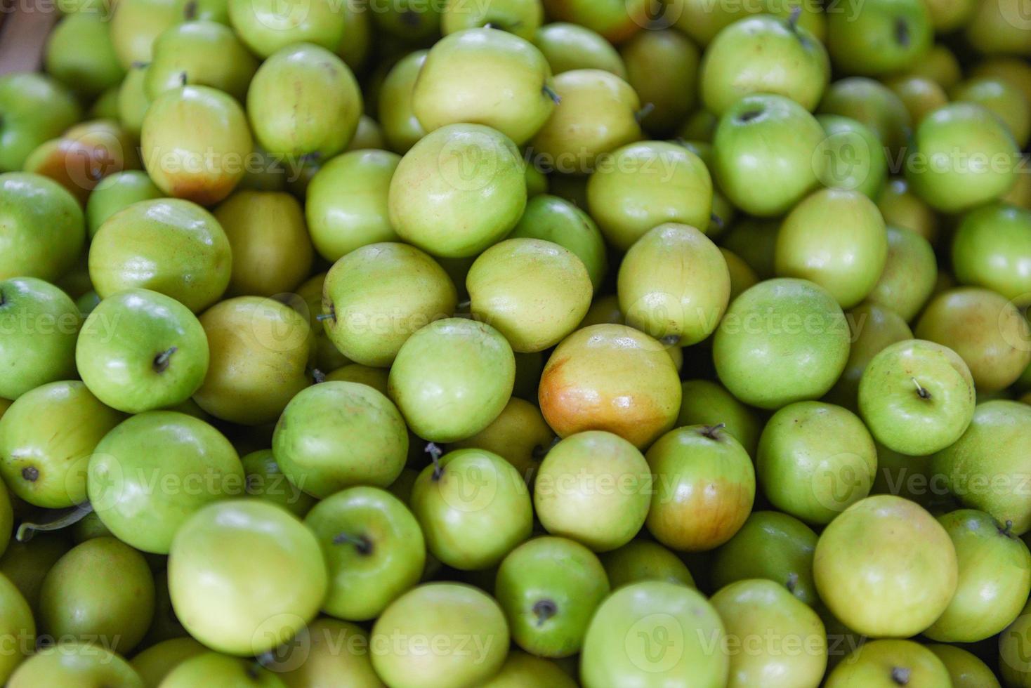 Fruta de manzana mono - azufaifos verdes en caja de madera en el mercado de frutas asiáticas foto